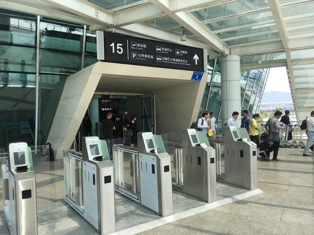 深圳宝安国际机场人行通道