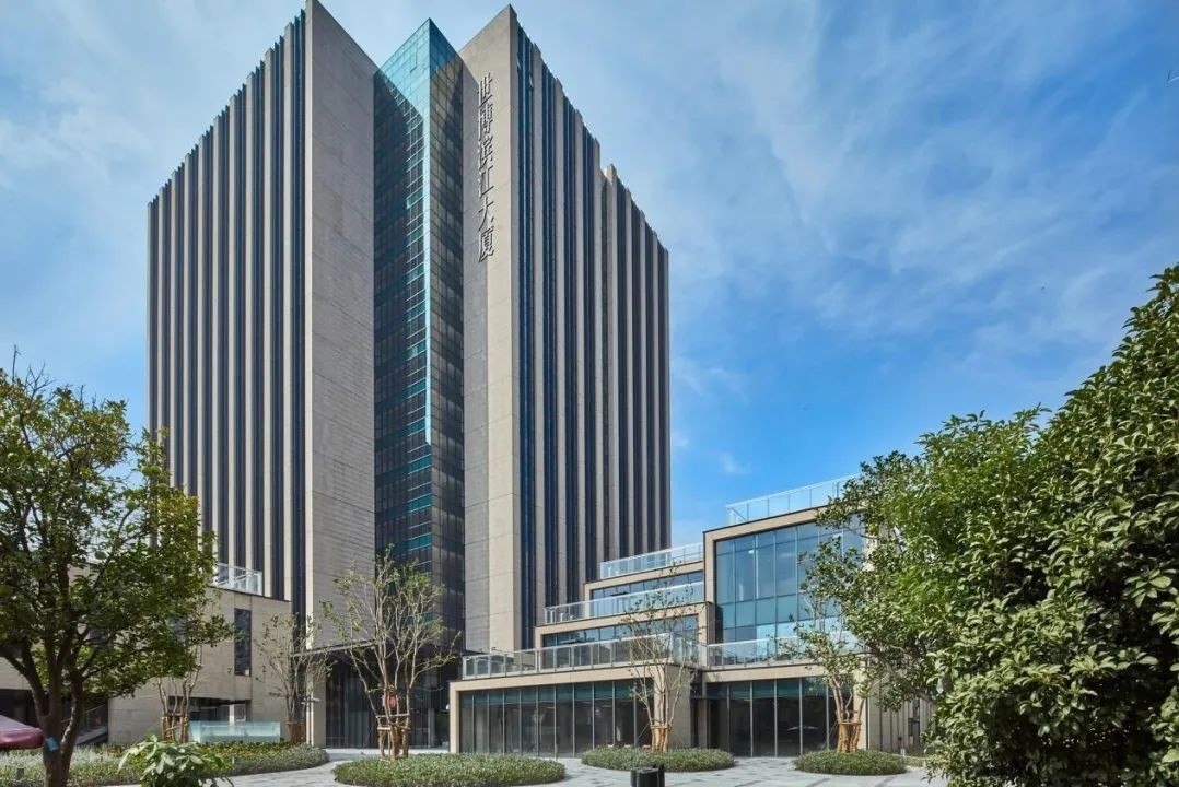 上海世博滨江大厦北座地下消防门采用耐氏平开门机TO5024